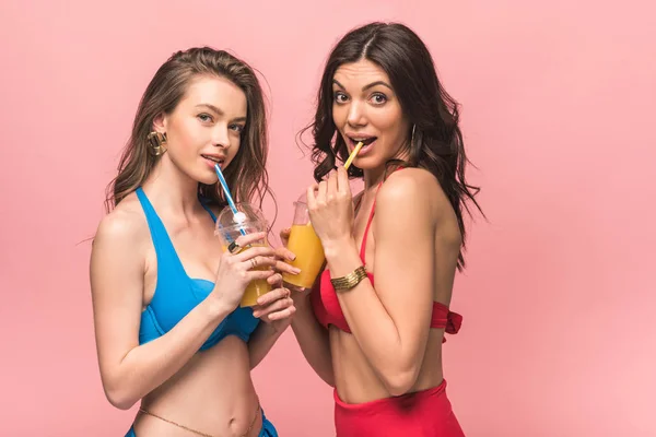 Dos Chicas Guapas Bikini Bebiendo Jugo Naranja Aislado Rosa — Foto de Stock