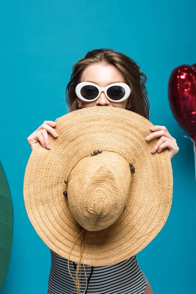 Happy Young Woman Sunglasses Holding Straw Hat Blue — Stock Photo, Image