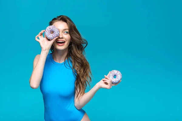 Chica Sonriente Traje Baño Sosteniendo Donas Aisladas Azul — Foto de Stock