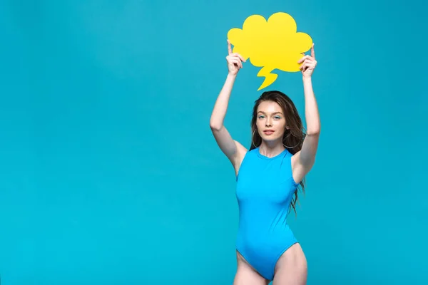 Hübsches Mädchen Badeanzug Hält Gedankenblase Isoliert Auf Blau — Stockfoto
