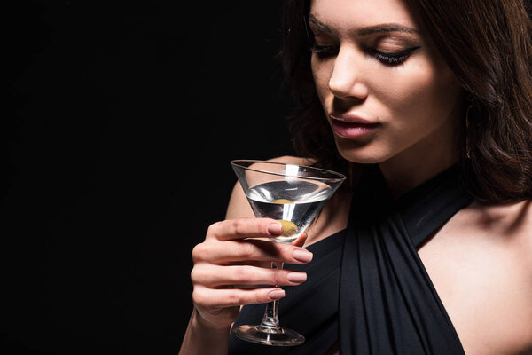 красивая женщина с макияжем держа стакан мартини с оливками изолированы на черном
