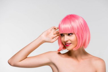 Gri izole pembe peruk çekici çıplak kız ile Moda Vur