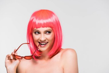 pembe peruk ve güneş gözlüğü gri izole moda kadın