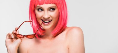 pembe peruk ve güneş gözlüğü gri izole şık kız