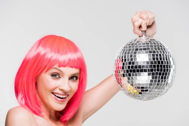 pembe peruk lu mutlu güzel kız, gri üzerinde izole disko topu tutan