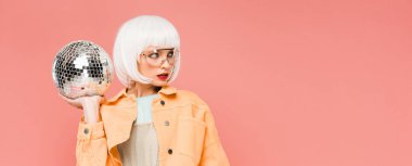 beyaz peruk ve güneş gözlüğü moda kız disko topu ile poz, pembe izole