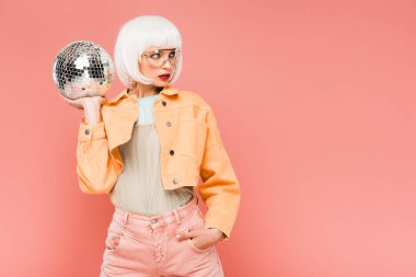 beyaz peruk güzel şık kadın disko topu ile poz, pembe izole