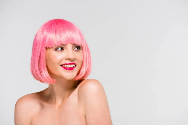 Atraente Sorrindo Menina Nua Peruca Rosa Isolado Cinza — Fotografia de Stock