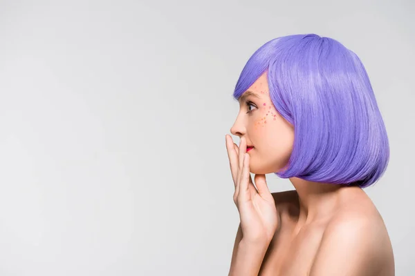 Scioccato Ragazza Nuda Parrucca Viola Isolato Grigio — Foto Stock