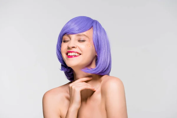 Hermosa Chica Desnuda Alegre Peluca Púrpura Aislado Gris — Foto de Stock