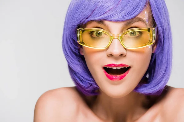 Ragazza Eccitata Parrucca Viola Occhiali Sole Alla Moda Isolati Grigio — Foto Stock