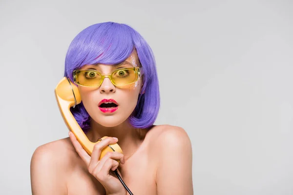 Attraktiv Chockad Kvinna Lila Peruk Holding Retro Telefon Isolerad Grå — Stockfoto