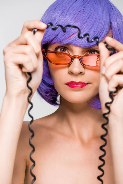 Mujer Peluca Púrpura Mirando Cordón Del Teléfono Vintage Aislado Gris —  Fotos de Stock