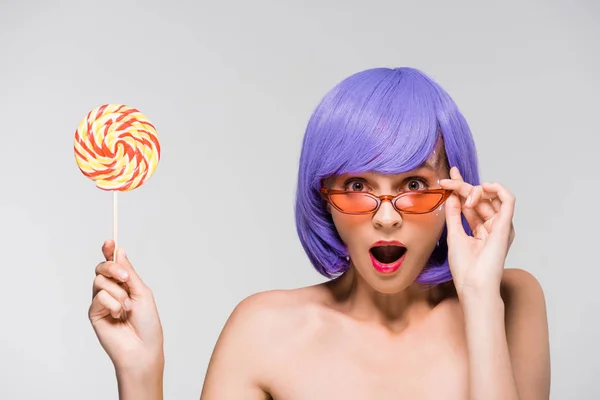 Chockad Naken Kvinna Lila Peruk Och Solglasögon Håller Lollipop Isolerad — Stockfoto