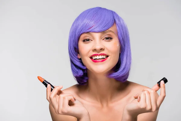 Hermosa Chica Púrpura Peluca Celebración Lápiz Labial Aislado Gris — Foto de Stock