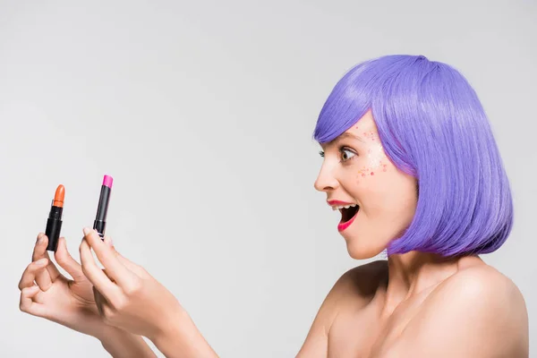 Mujer Joven Excitada Peluca Púrpura Sosteniendo Lápices Labiales Aislados Gris —  Fotos de Stock