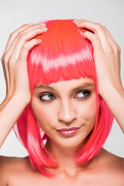 Attraktive Junge Frau Pinkfarbener Perücke Isoliert Auf Grau — Stockfoto