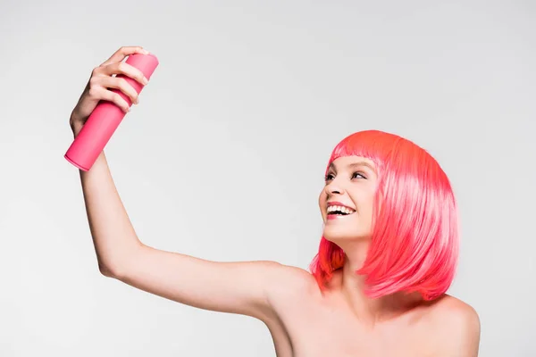 Atraente Jovem Mulher Rosa Peruca Segurando Spray Cabelo Isolado Cinza — Fotografia de Stock