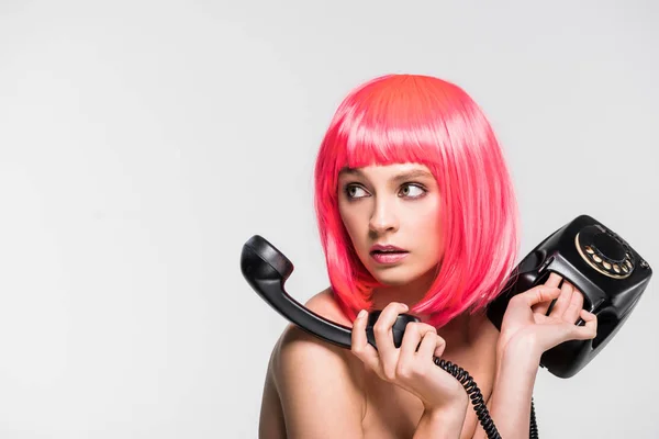 Стильна Красива Жінка Рожевій Перуці Тримає Старовинний Телефон Ізольована Сірому — стокове фото