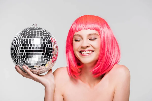 Aantrekkelijk Gelukkig Meisje Roze Pruik Houden Disco Bal Geïsoleerd Grijs — Stockfoto