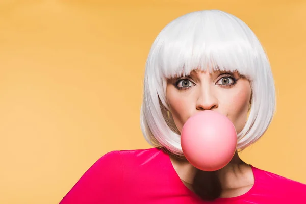 Piękna Dziewczyna Białej Peruce Gumy Bubble Różowy Izolowane Żółtym — Zdjęcie stockowe