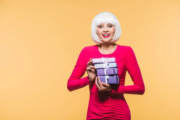 Bela Menina Sorridente Branco Peruca Segurando Caixas Presente Isolado Amarelo — Fotografia de Stock