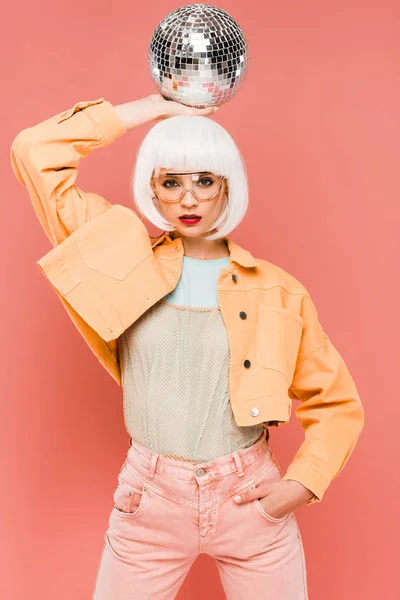 Hermosa Chica Peluca Blanca Posando Con Bola Disco Aislado Rosa —  Fotos de Stock