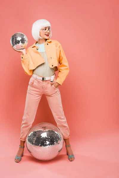 Lycklig Flicka Vit Peruk Poserar Med Disco Bollar Rosa — Stockfoto