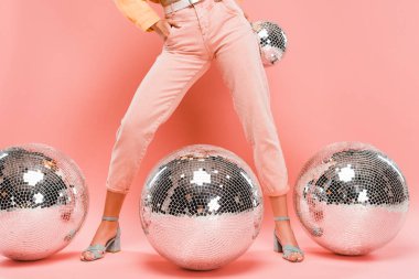 pembe disko topları ile poz moda kız kırpılmış görünümü