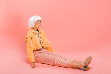 pembe bir bebek gibi poz beyaz peruk güzel kız