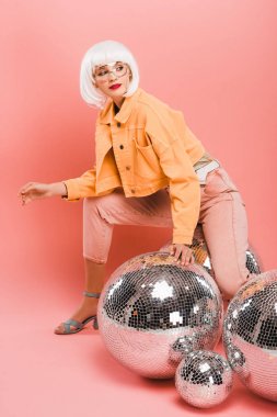 pembe disko topları ile poz beyaz peruk moda kız