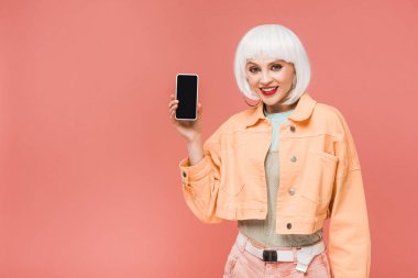 boş ekranlı akıllı telefon gösteren güzel kadın, pembe izole
