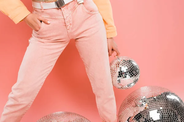 Vista Cortada Menina Elegante Posando Com Bolas Discoteca Isolado Rosa — Fotografia de Stock