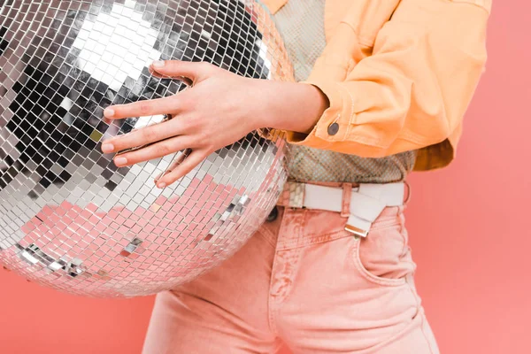 Vista Cortada Menina Segurando Bola Discoteca Isolado Rosa — Fotografia de Stock