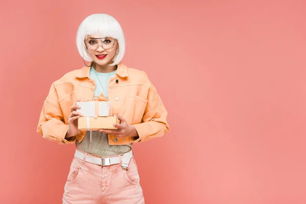 Atractiva Chica Peluca Blanca Sosteniendo Cajas Regalo Aislado Rosa — Foto de Stock