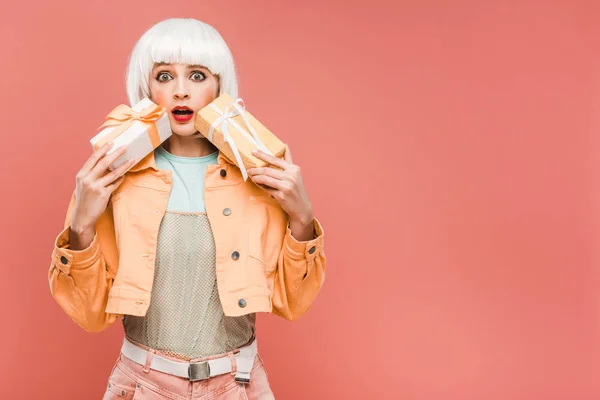 Chica Sorprendida Peluca Blanca Sosteniendo Cajas Regalo Aislado Rosa — Foto de Stock