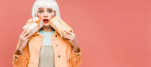 Chica Impactada Moda Peluca Blanca Sosteniendo Cajas Regalo Aislado Rosa — Foto de Stock