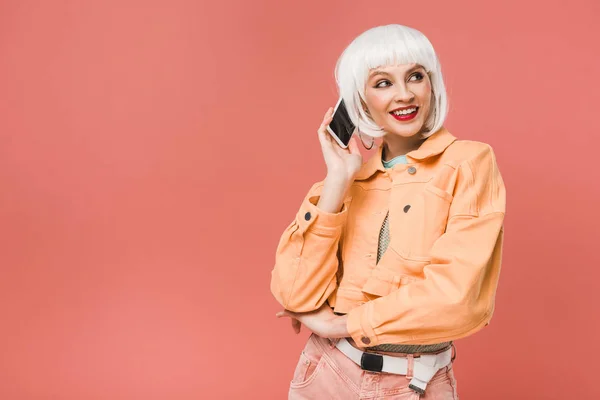 Akıllı Telefonda Konuşan Çekici Gülümseyen Kadın Pembe Izole — Stok fotoğraf