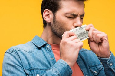 yakışıklı adam öpüşme dolar banknotlar sarı üzerinde izole