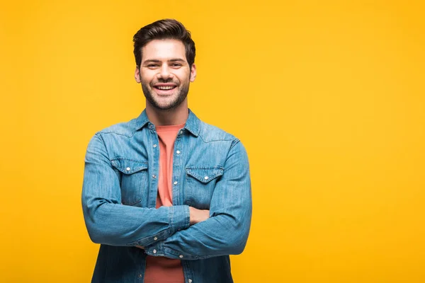 Sorrindo Homem Bonito Com Braços Cruzados Isolados Amarelo — Fotografia de Stock