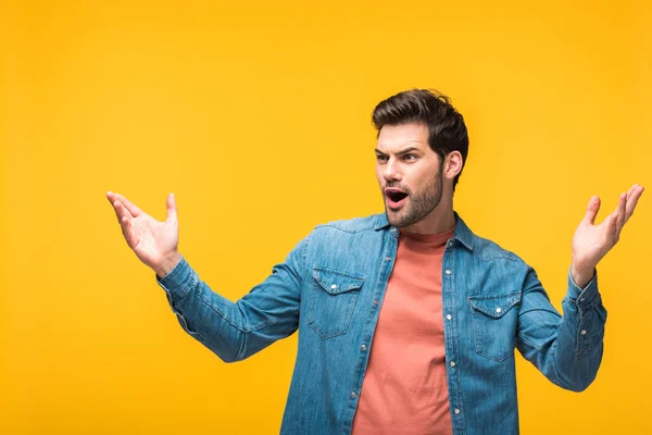 Homem Bonito Confuso Gesticular Com Mãos Isoladas Amarelo — Fotografia de Stock