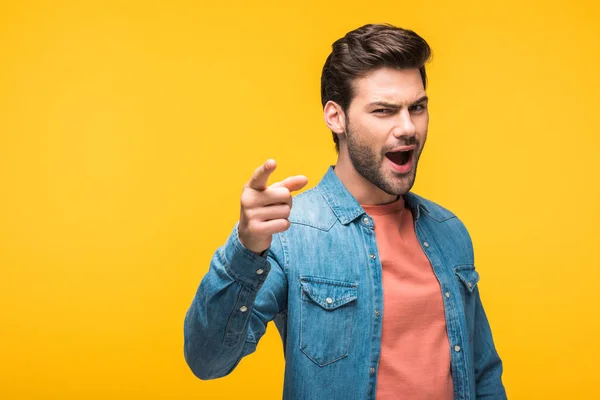 Hombre Guapo Excitado Señalando Con Dedo Aislado Amarillo — Foto de Stock