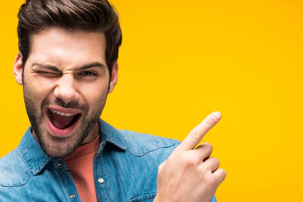 Homem Bonito Apontando Com Dedo Piscar Isolado Amarelo — Fotografia de Stock