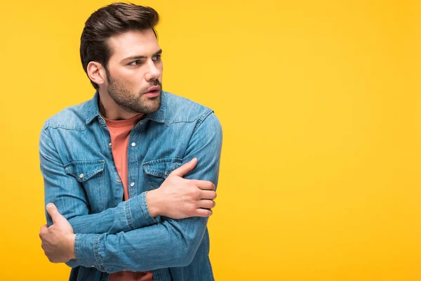 Angstige Knappe Man Met Gekruiste Armen Geïsoleerd Geel — Stockfoto