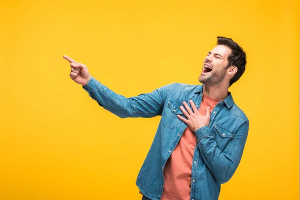 Hombre Guapo Riendo Señalando Con Dedo Aislado Amarillo — Foto de Stock