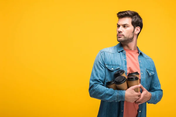 Homem Bonito Confuso Com Café Para Isolado Amarelo Com Espaço — Fotografia de Stock