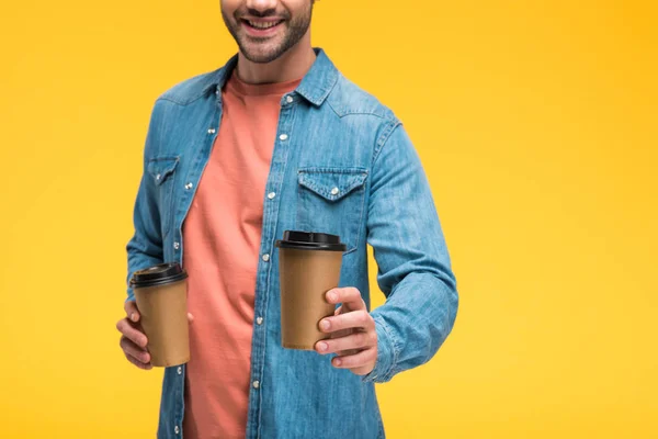 Vista Recortada Del Hombre Sonriente Sosteniendo Café Para Aislado Amarillo — Foto de Stock