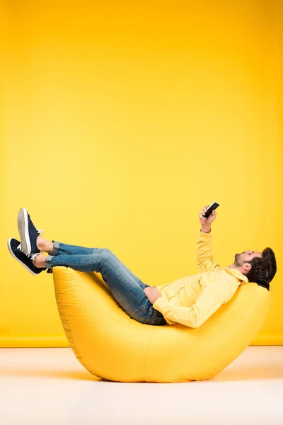 Man Bean Bag Stoel Nemen Selfie Smartphone Geel — Stockfoto