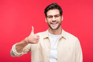 gülümseyen yakışıklı izole üzerinde pembe yukarı gösterilen
