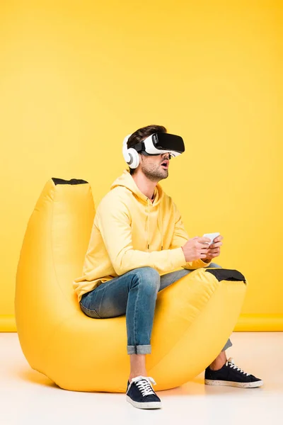 Excited Man Bean Bag Chair Smartphone Virtual Reality Headset Yellow — Stock Photo, Image